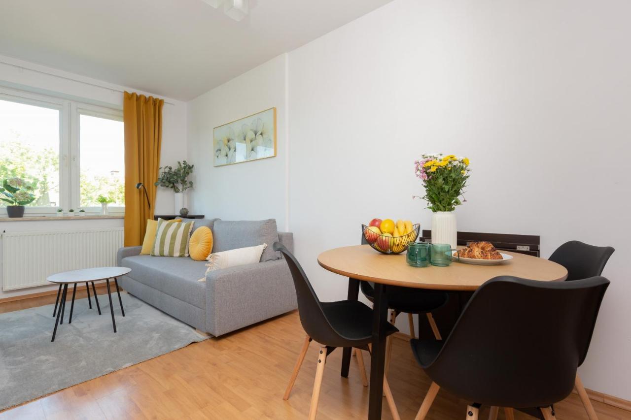 Cozy Apartment With Balcony Warszawa By Noclegi Renters Ngoại thất bức ảnh